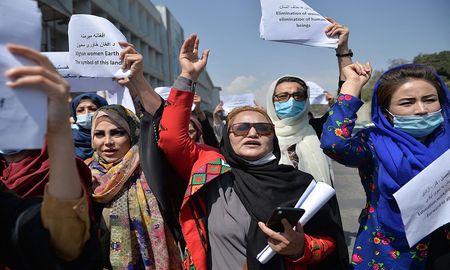 El lunes los habitantes de la capital se lanzaron a la calle tras la visita a Kabul del director de la Inteligencia de Pakistán, Faiz Hameed, la mayoría de los manifestantes eran mujeres. El lunes los habitantes de la capital se lanzaron a la calle tras la visita a Kabul del director de la Inteligencia de Pakistán, Faiz Hameed, la mayoría de los manifestantes eran mujeres.