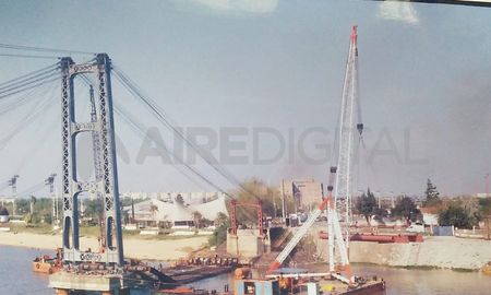 El Puente Colgante de Santa Fe fue reinaugurado en 2002. El Puente Colgante de Santa Fe fue reinaugurado en 2002.