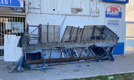 Cayó un cartel de importantes dimensiones en la vereda de un supermercado. Cayó un cartel de importantes dimensiones en la vereda de un supermercado.