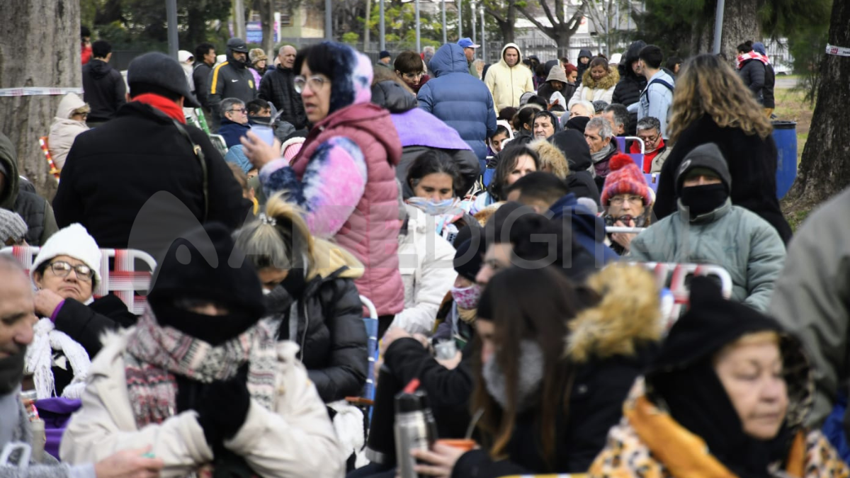 Muchas de las personas que integran la fila llegaron el lunes a la noche para poder presenciar la ceremonia de Leda. Muchas de las personas que integran la fila llegaron el lunes a la noche para poder presenciar la ceremonia de Leda.