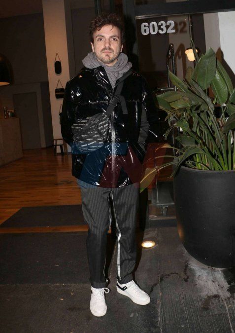 Moderno, Ale Sergi llevó chaqueta de vinilo y riñonera.