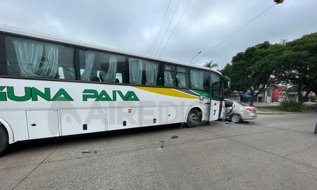 Un colectivo y un auto chocaron este lunes en la ciudad de Santa Fe Un colectivo y un auto chocaron este lunes en la ciudad de Santa Fe