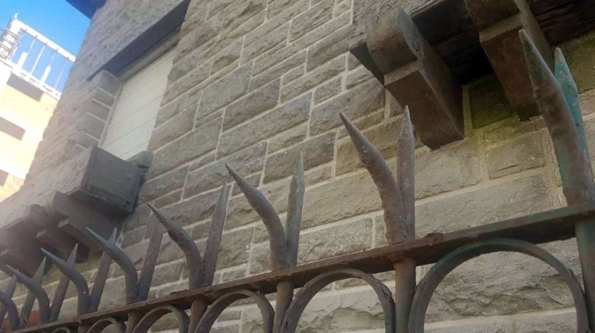 Mar del Plata: un presunto ladrón quiso saltar una reja y se la clavó en los testículos.