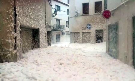 Espuma de mar cubrió un pueblo en España tras la mortal tormenta Gloria. Espuma de mar cubrió un pueblo en España tras la mortal tormenta Gloria.