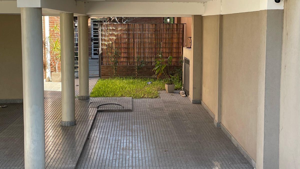Así quedó la linga de la moto cortada en el patio del complejo. Así quedó la linga de la moto cortada en el patio del complejo.