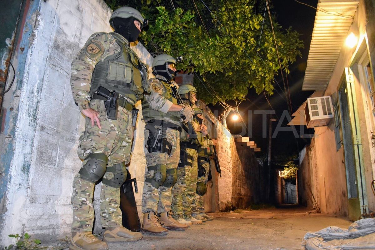 Múltiples allanamientos en Rosario con el objetivo de desmantelar búnkers de drogas.