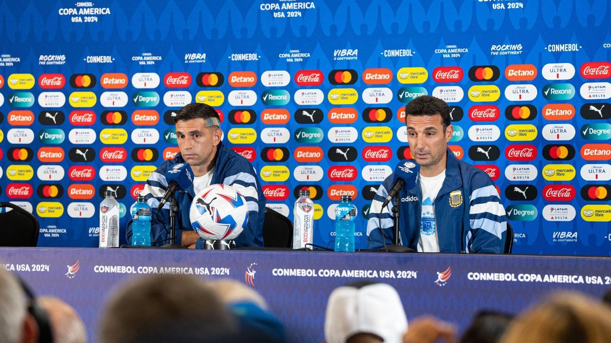 El entrenador argentino brindó su última conferencia de prensa antes de la final de la Copa América junto a Emiliano “Dibu” Martínez. El entrenador argentino brindó su última conferencia de prensa antes de la final de la Copa América junto a Emiliano “Dibu” Martínez.