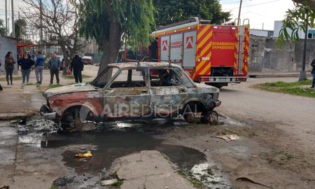 El lunes balearon una casa, un auto y quemaron otro en el barrio Barranquitas El lunes balearon una casa, un auto y quemaron otro en el barrio Barranquitas