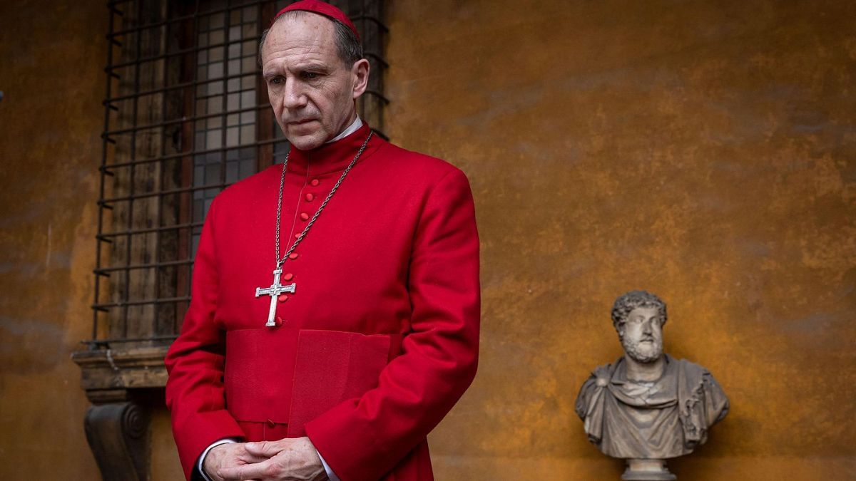 Cónclave: el cardenal Lawrence y el cardenal Adeyemi.