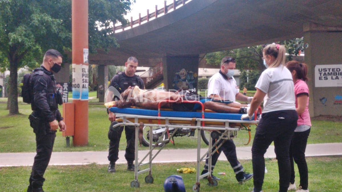 Los motociclistas circulaban sobre el puente Oroño cuando por razones que aún no son claras, impactaron contra el guardarrail para caer dentro del cantero central.
