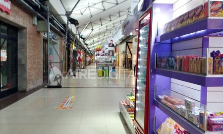 El Concejo pide la reapertura de los locales del shopping debido a que al no funcionar los patios de comida, ni los patios de juego, ni las salas de cine, se convierte en una galería comercial, que puede funcionar perfectamente en la ciudad. El Concejo pide la reapertura de los locales del shopping debido a que al no funcionar los patios de comida, ni los patios de juego, ni las salas de cine, se convierte en una galería comercial, que puede funcionar perfectamente en la ciudad.