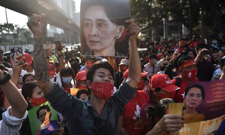 El Ejército del país asiático, conocido localmente como el Tatmadaw, tomó el poder e impuso estado de emergencia por un año El Ejército del país asiático, conocido localmente como el Tatmadaw, tomó el poder e impuso estado de emergencia por un año