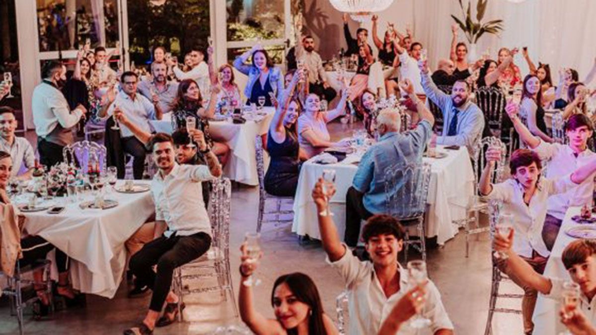 Con barbijos, sin baile y con una capacidad limitada de invitados, se realizó la primera fiesta de 15 en pandemia.