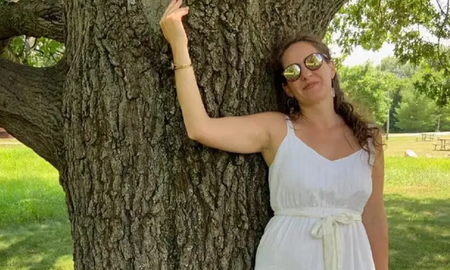 La mujer ecosexual reveló que tiene un vínculo erótico con un árbol hace dos años. La mujer ecosexual reveló que tiene un vínculo erótico con un árbol hace dos años.