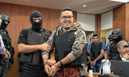 La Cámara Federal de Casación Penal ratificó las medidas de máxima seguridad para jefes del narcotráfico de Rosario al declarar inadmisibles los recursos de sus defensas y confirmar traslados y restricciones en el penal de Ezeiza. La Cámara Federal de Casación Penal ratificó las medidas de máxima seguridad para jefes del narcotráfico de Rosario al declarar inadmisibles los recursos de sus defensas y confirmar traslados y restricciones en el penal de Ezeiza.
