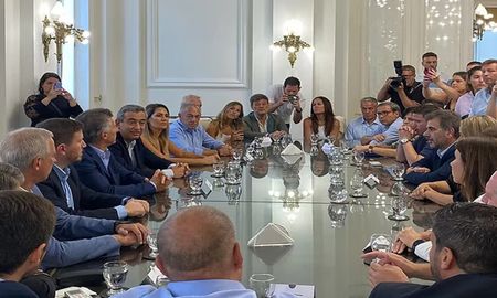 El ex presidente se reunió con el intendente de Rosario Pablo Javkin, diputados y senadores provinciales y nacionales, concejalñes, entre otros. El ex presidente se reunió con el intendente de Rosario Pablo Javkin, diputados y senadores provinciales y nacionales, concejalñes, entre otros.