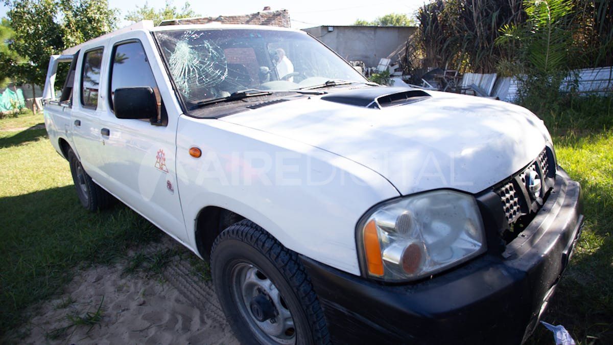 Los manifestantes rompieron el parabrisas de la camioneta.