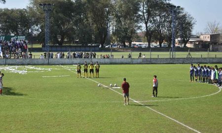 En el Clásico Colegial, hubo un respetuoso minuto de silencio en memoria de Salvador Passadore. Foto: Mauro González. En el Clásico Colegial, hubo un respetuoso minuto de silencio en memoria de Salvador Passadore. Foto: Mauro González.