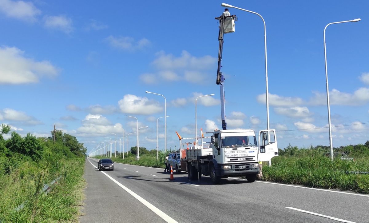 Con equipos y personal propios, el organismo vial nacional contin&uacute;a con el cambio de artefactos de vapor de sodio por nuevas luminarias LED, de menor consumo y mayor durabilidad