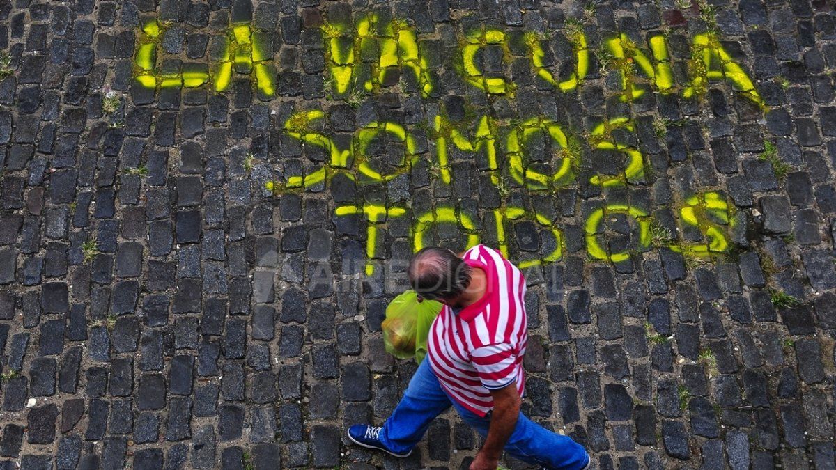 El discurso de la necesidad de cuidarnos entre todos tensiona con el individualismo y la ficción de que una pandemia alguien se salva solo.