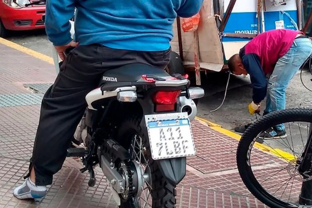 Javier Roberto es motomensajero. Tiene 46 a&ntilde;os