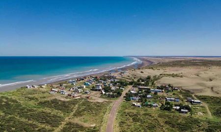 Bahía Creek ofrece playas amplias de arena fina y un mar calmo que define la identidad del pueblo. Bahía Creek ofrece playas amplias de arena fina y un mar calmo que define la identidad del pueblo.