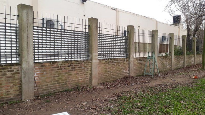 Polémica por la colocación de chapas en la escuela Perón de Sauce Viejo