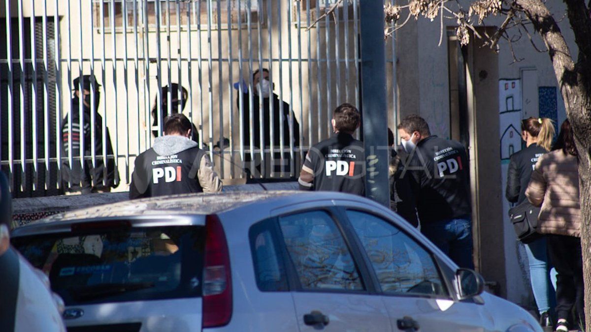 Los peritos del caso analizaron el lugar donde se presume cay&oacute; el joven.&nbsp;