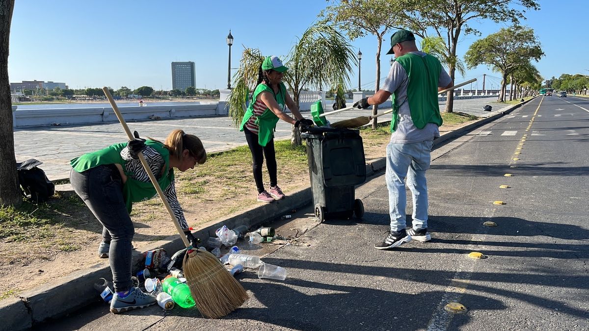 En la zona de la Costanera Oeste se realizaron tareas de limpieza para recoger restos plásticos y de vidrios.