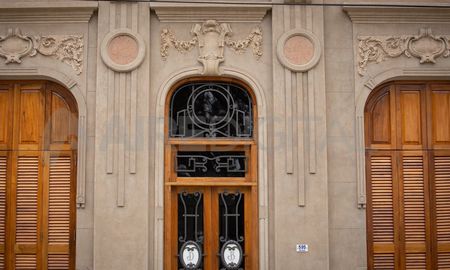 En las antiguas casonas de Zenón Pereyra hay símbolos que se han vinculado con la masonería, como las medallas que están al costado de la puerta de la casa que construyó Juan Falco. En las antiguas casonas de Zenón Pereyra hay símbolos que se han vinculado con la masonería, como las medallas que están al costado de la puerta de la casa que construyó Juan Falco.