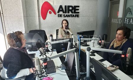Vanina (izq) y Celene (der) visitaron los estudios de Aire de Santa Fe y charlaron con Geraldine Brezán. Vanina (izq) y Celene (der) visitaron los estudios de Aire de Santa Fe y charlaron con Geraldine Brezán.
