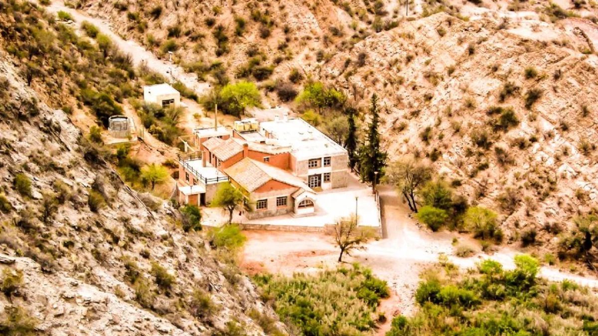 La estructura imponente del hotel abandonado en Agua Hedionda se mantiene en pie