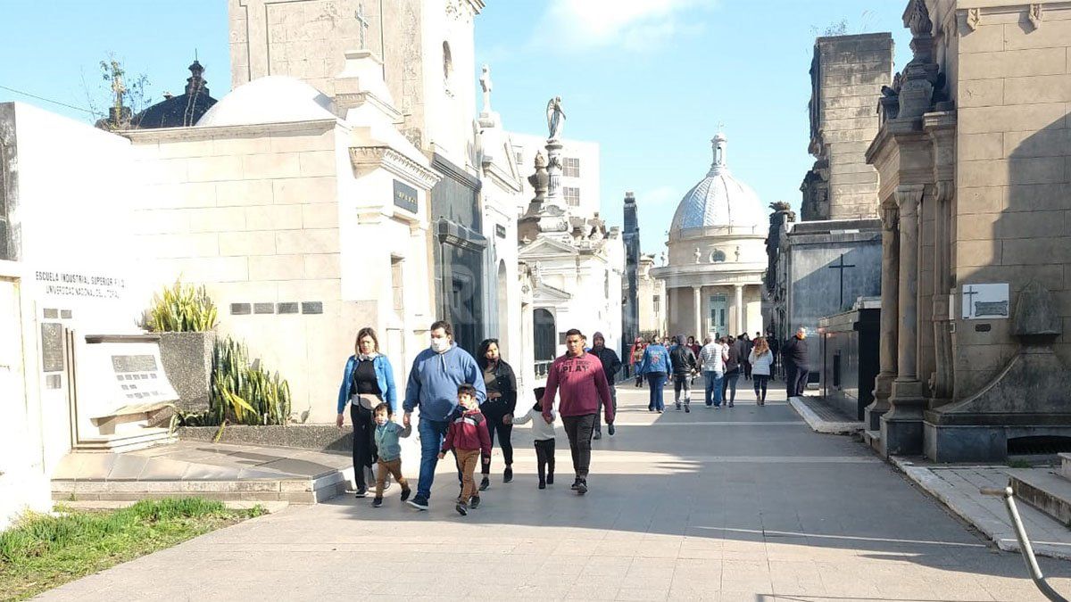 En el día del padre en plena pandemia, el cementerio recibió a cientos de santafesinos