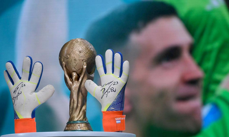 El santafesino que ganó los guantes que Dibu Martínez usó en la final del Mundial: Por ellos pasó la felicidad de todo un país El santafesino que ganó los guantes que Dibu Martínez usó en la final del Mundial: Por ellos pasó la felicidad de todo un país