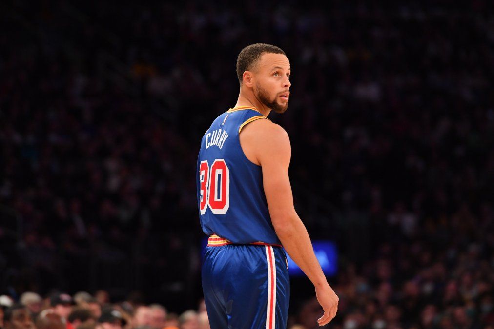 Stephen Curry anotó 2.977 triples y se transformó en el jugador de la NBA con mayor cantidad de tiros de tres puntos anotados. Superó a Reggie Miller y Ray Allen.