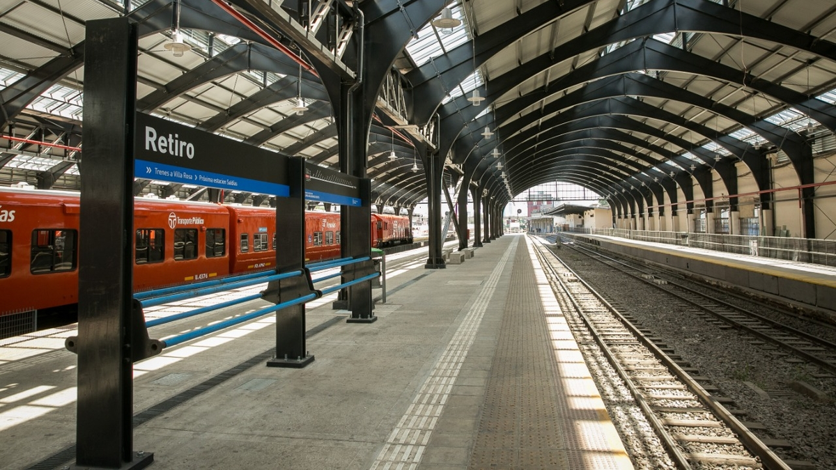 El tren es uno de los medios de transporte más económicos en Argentina. El tren es uno de los medios de transporte más económicos en Argentina.