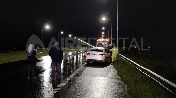 El vehículo que chocó contra una piedra quedó varado en la autopista y fue luego auxiliado.&nbsp;