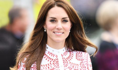 Kate Middleton desató controversia con una foto falsa de ella con pañuelo en la cabeza. Kate Middleton desató controversia con una foto falsa de ella con pañuelo en la cabeza.