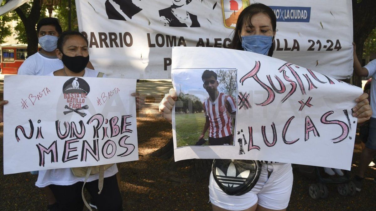 La querella y la fiscalía pidieron prisión perpetua para los tres oficiales y diversas condenas para los 11 restantes. La querella y la fiscalía pidieron prisión perpetua para los tres oficiales y diversas condenas para los 11 restantes.