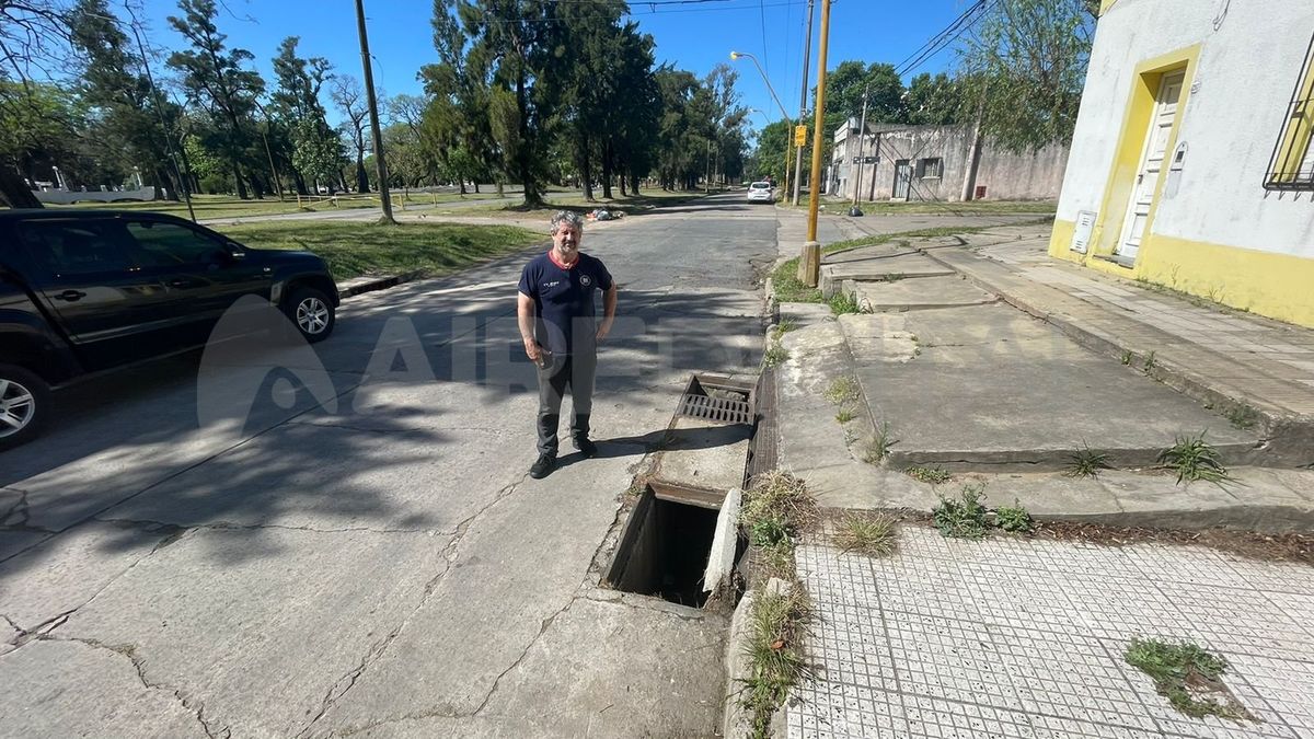 Una alcantarilla al descubierto causó preocupación entre los vecinos del Parque juan de Garay.