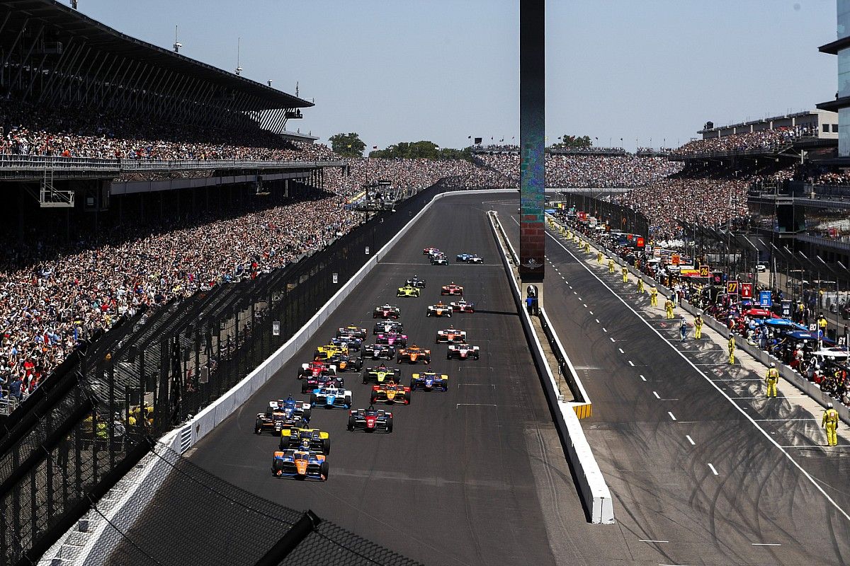 La carrera más importante del año, las legendarias Indy 500 (foto), se disputarán el 28 de mayo con la presencia de 400.000 espectadores en el autódromo de Indianápolis. Esta prueba conforma la Triple Corona del automovilismo mundial –junto con el GP de Mónaco de la Fórmula 1 y las 24 Horas de Le Mans– y, en toda la historia, solo un piloto logró ceñírsela: el británico Graham Hill.