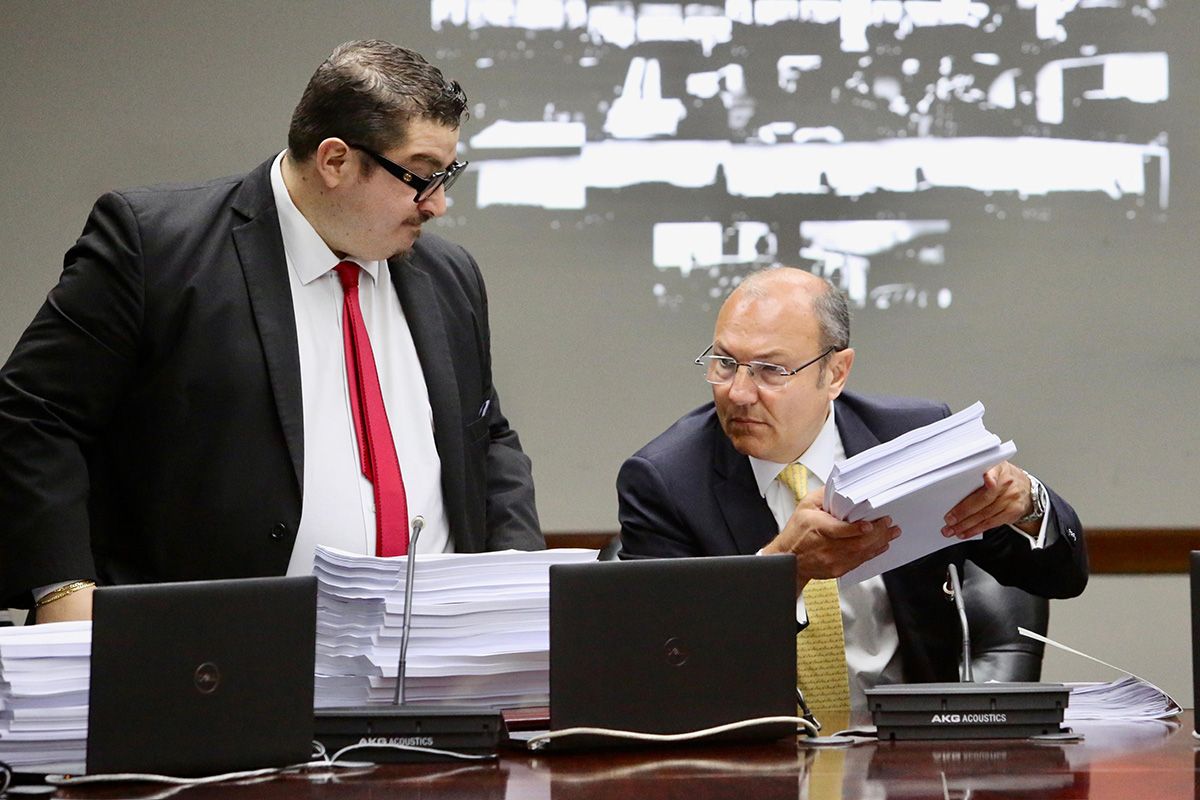 El juez Gastón Salmain junto a Yamil Castro Bianchi, uno de sus abogados.