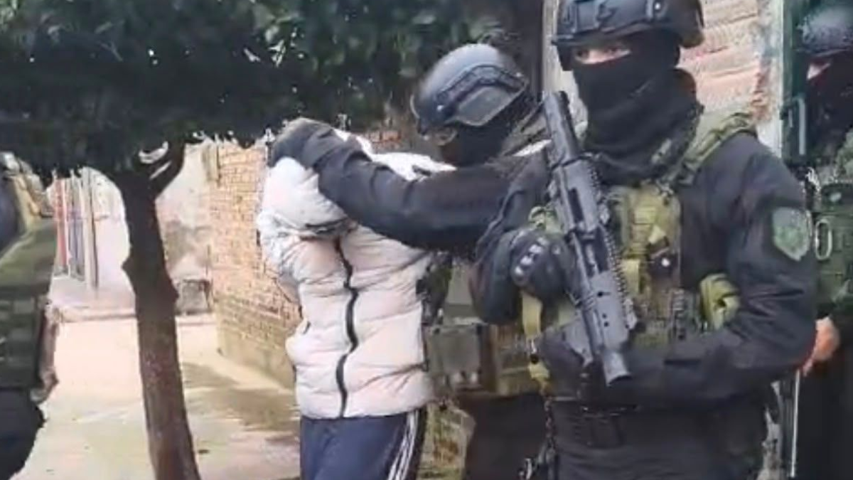 El momento en el que un grupo táctico sacaba del domicilio al principal sospechoso.&nbsp;