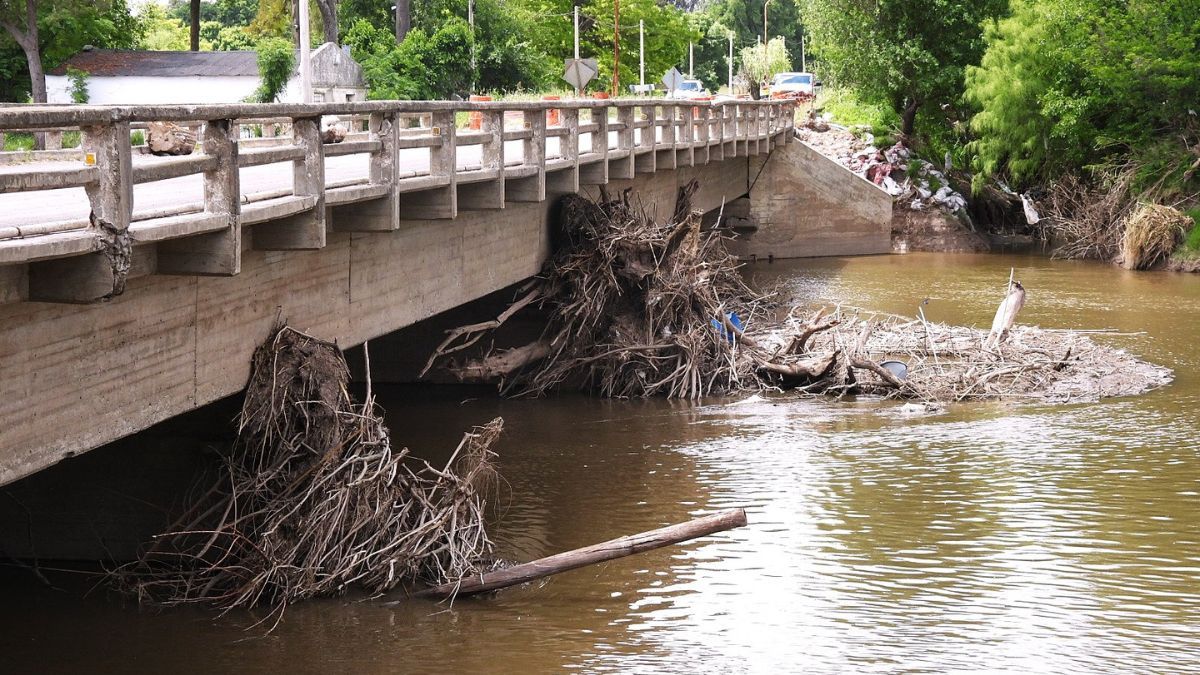 El tránsito sigue interrumpido sobr el río Carcaraña en la ex Ruta Nacional 9. Vialidad Nacional ejecuta tareas urgentes para garantizar la circulación segura. El tránsito sigue interrumpido sobr el río Carcaraña en la ex Ruta Nacional 9. Vialidad Nacional ejecuta tareas urgentes para garantizar la circulación segura.