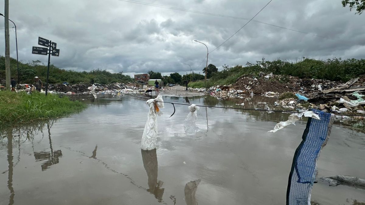 En la esquina de Gorostiaga y Zavalla se acumuló agua y basura. En la esquina de Gorostiaga y Zavalla se acumuló agua y basura.