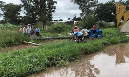 codo a codo con el gobierno, vecinos de villa minetti ayudan en las zonas afectadas codo a codo con el gobierno, vecinos de villa minetti ayudan en las zonas afectadas