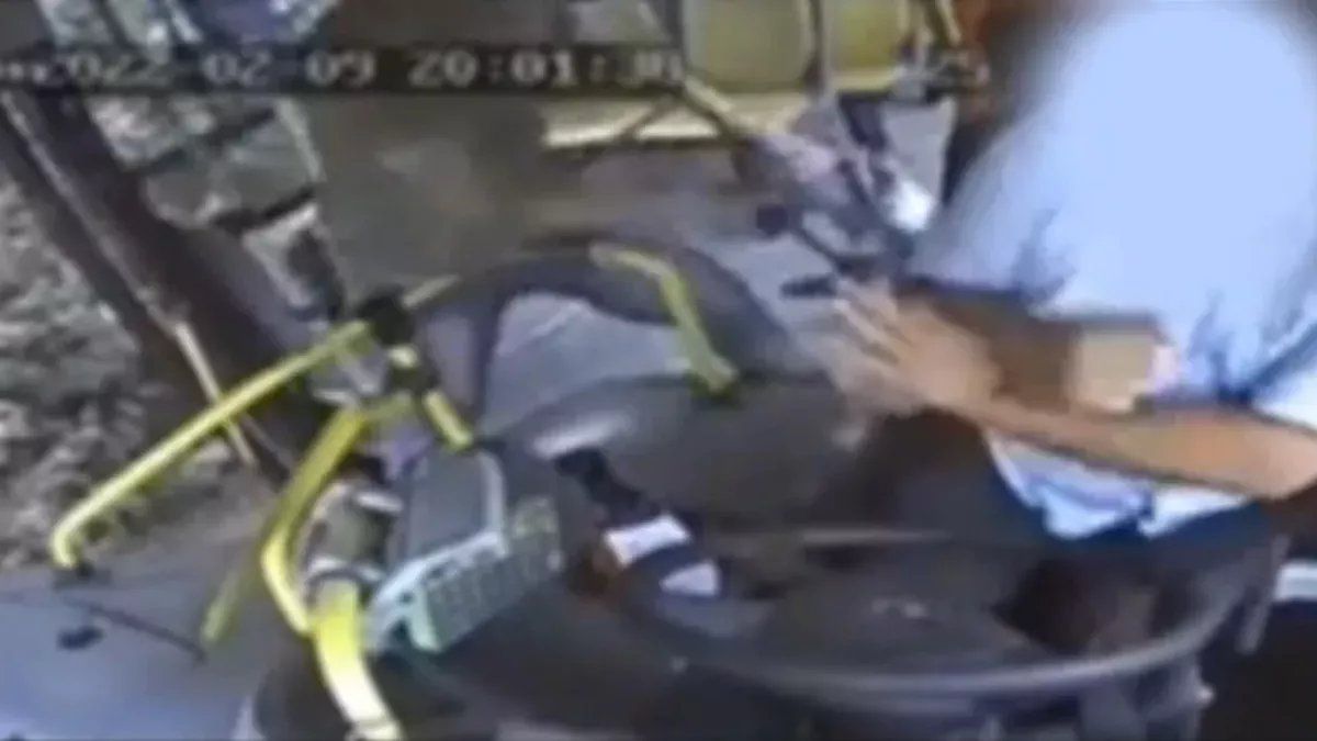 Agredió brutalmente a un colectivero con un martillo y quedó todo registrado