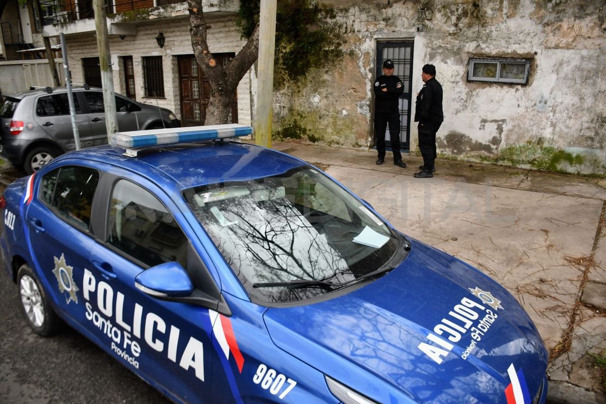 El operativo en la puerta de la pensión de zona sudoeste. El operativo en la puerta de la pensión de zona sudoeste.