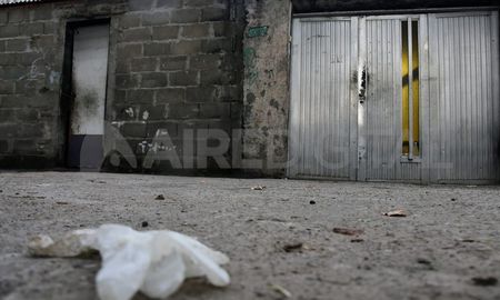 El hombre abrió la puerta de su casa y lo atacaron. Un niño de 3 años fue herido. El hombre abrió la puerta de su casa y lo atacaron. Un niño de 3 años fue herido.