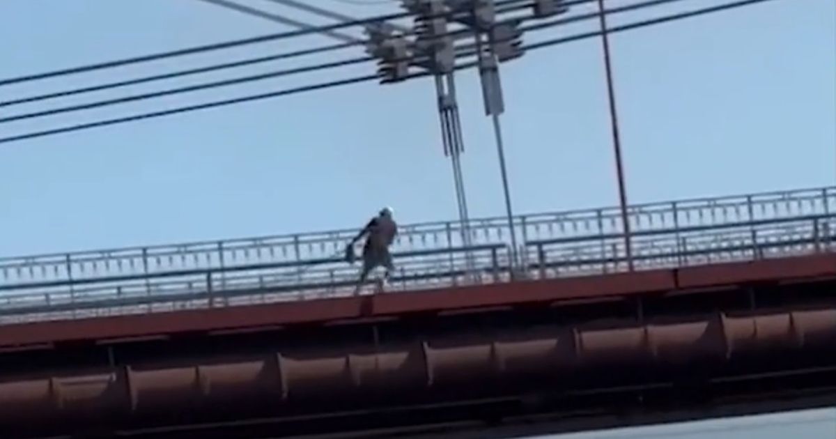 El ladrón fue filmado por personas que se encontraban en la costanera al momento del atraco callejero. El ladrón fue filmado por personas que se encontraban en la costanera al momento del atraco callejero.